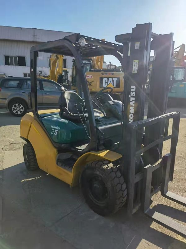 Japan Kompakter elektrischer Gabelstapler Komatsu 2,5 Tonnen Gabelstapler Motorleistung