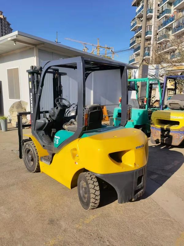 Japan Kompakter elektrischer Gabelstapler Komatsu 2,5 Tonnen Gabelstapler Motorleistung