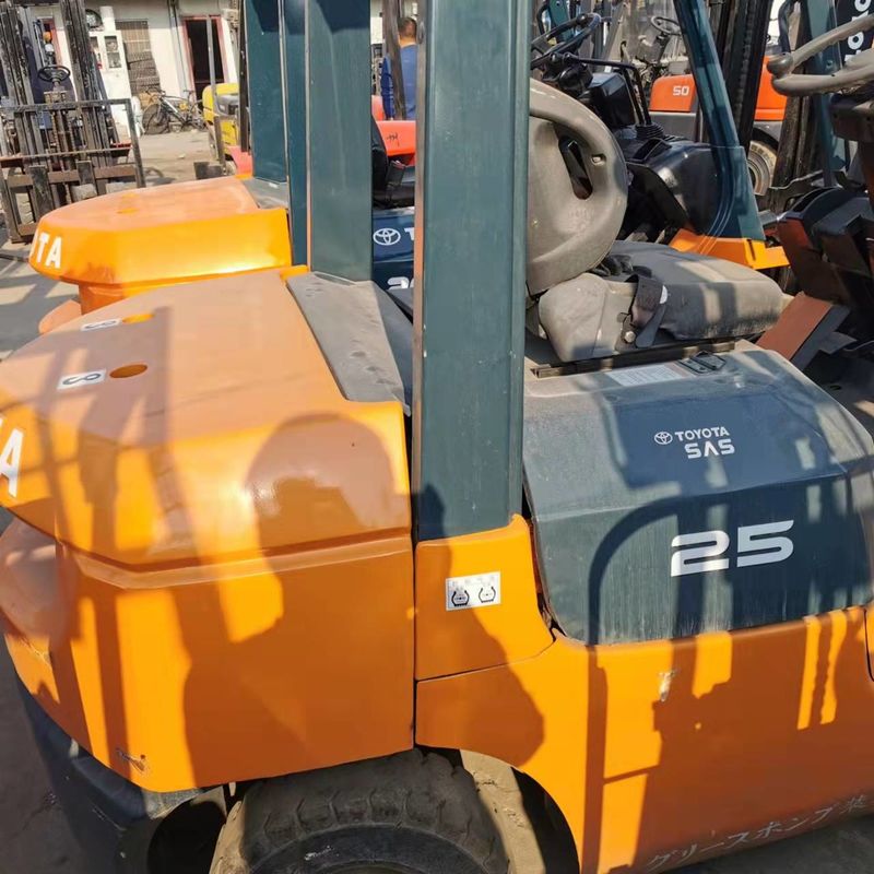 Japan Kompakter elektrischer Gabelstapler TOYOTA 2,5 Tonnen Gabelstapler Motorleistung