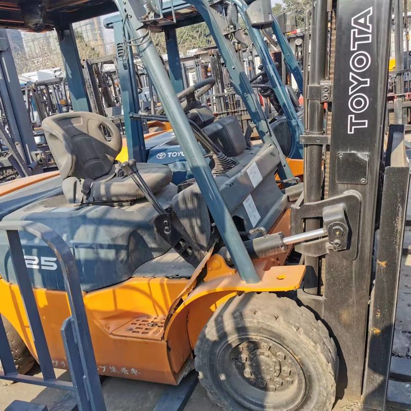 Japan Kompakter elektrischer Gabelstapler TOYOTA 2,5 Tonnen Gabelstapler Motorleistung