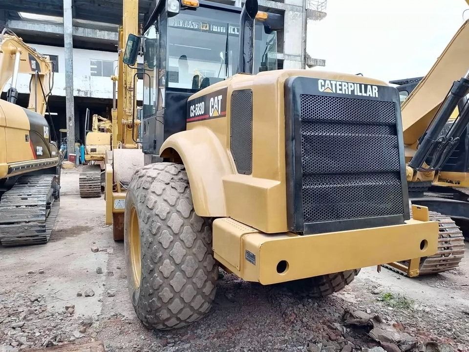 In gutem Zustand CAT CS-583D Vibratory Single Drum Road Roller mit Original-Ersatzteilen