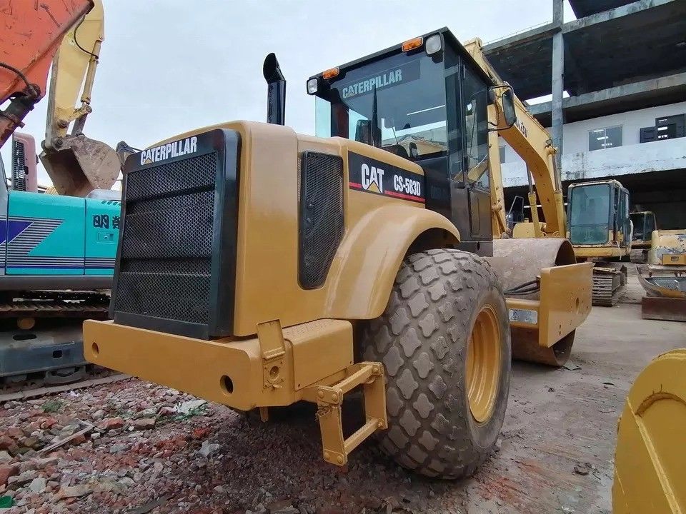 In gutem Zustand CAT CS-583D Vibratory Single Drum Road Roller mit Original-Ersatzteilen