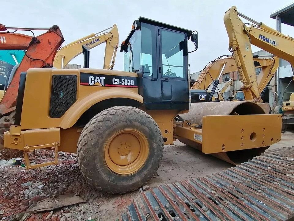 In gutem Zustand CAT CS-583D Vibratory Single Drum Road Roller mit Original-Ersatzteilen
