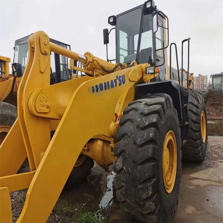 Komatsu WA470-3 mit einer Nennlast von 7 Tonnen und einem Hubraum von 11 L aus Japan