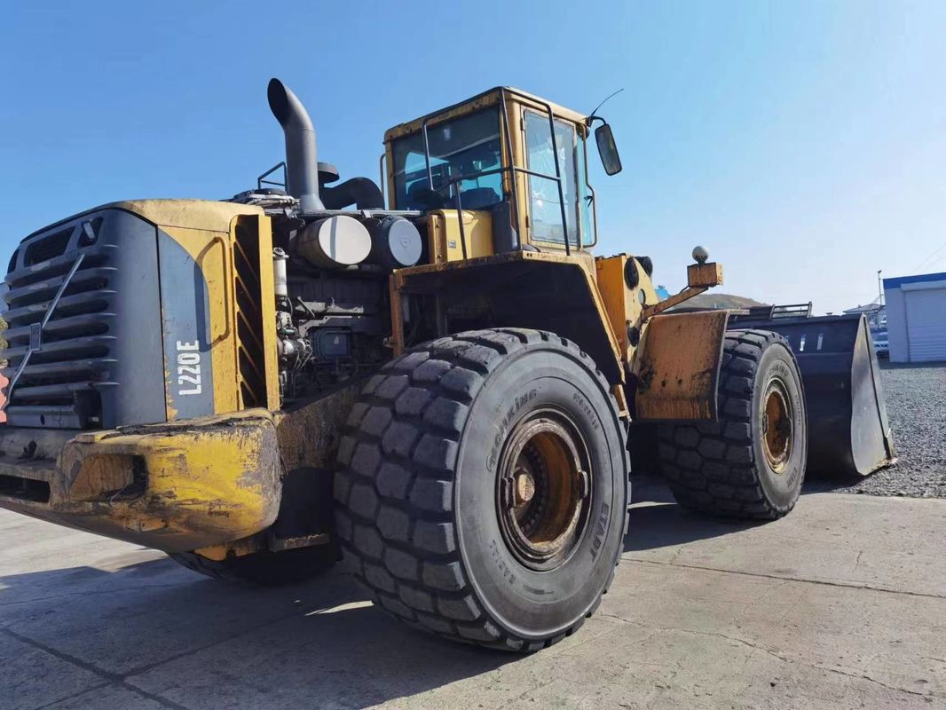 4WD-Antrieb Typ Gebrauchtes Lader VOLVO L220E Original Design Rad Schieberad Lader Bewegtes Typ