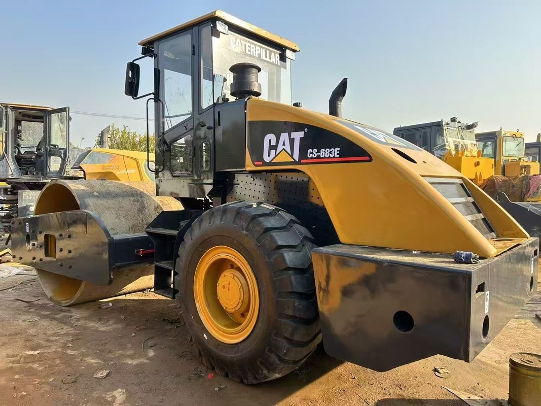 Verwendeter CAT CS-683E Vibrationsrollenverdichter 1,8 mm Amplitude 134 kW Motorleistung