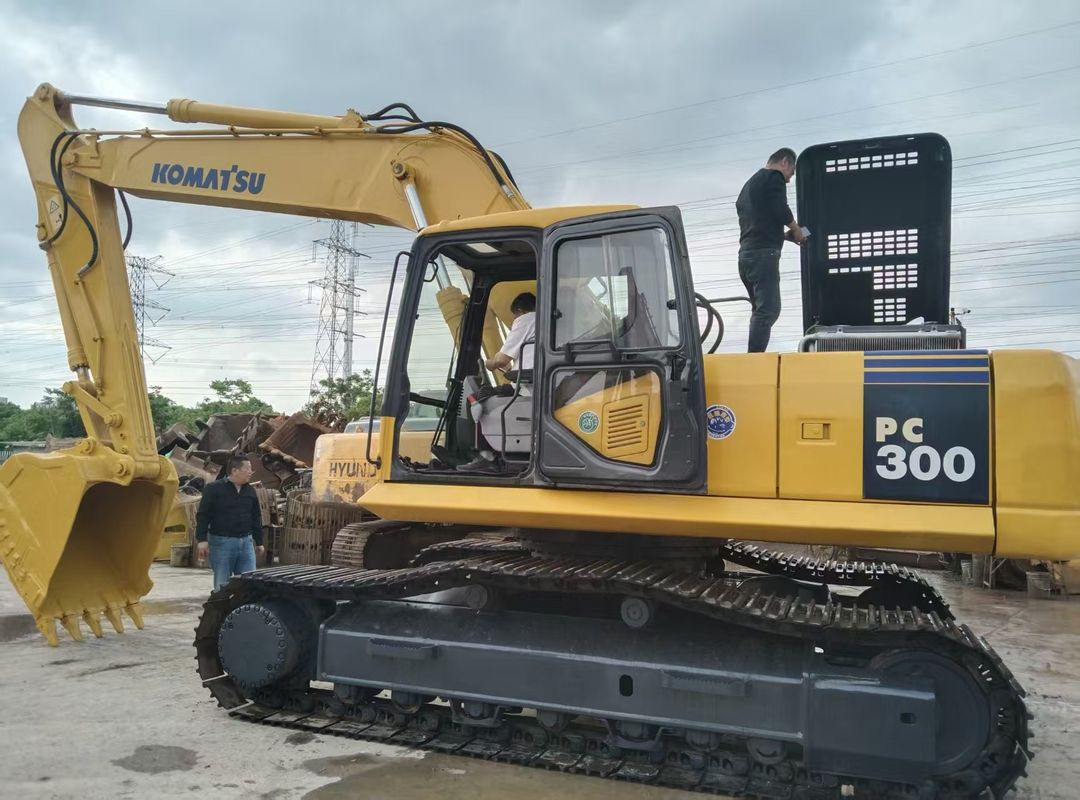 Gebrauchtes Komatsu PC300-7 Bagger mit 180 kW Motorleistung Hydraulischer Crawler Digger