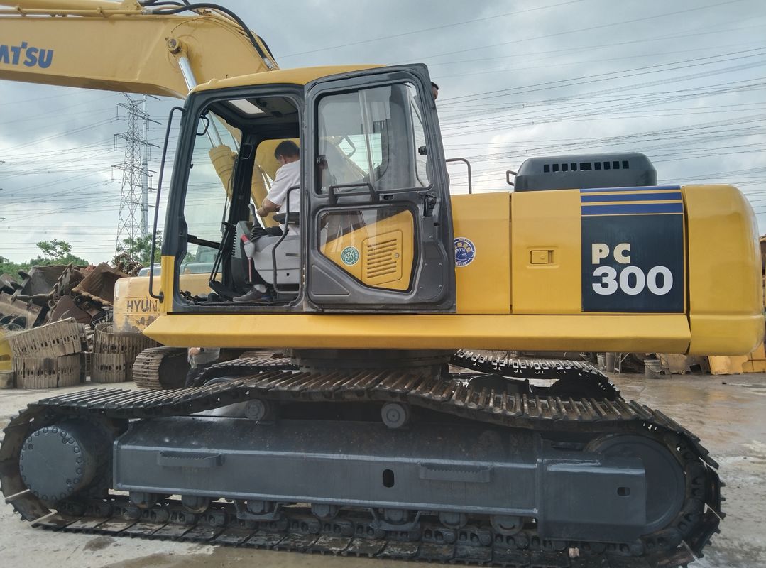 Gebrauchtes Komatsu PC300-7 Bagger mit 180 kW Motorleistung Hydraulischer Crawler Digger